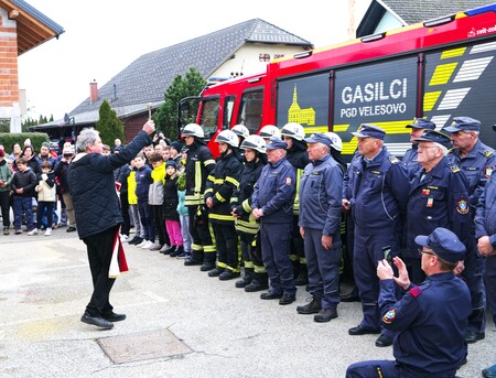 Novo vozilo je blagoslovil velesovski župnik Slavko Kalan